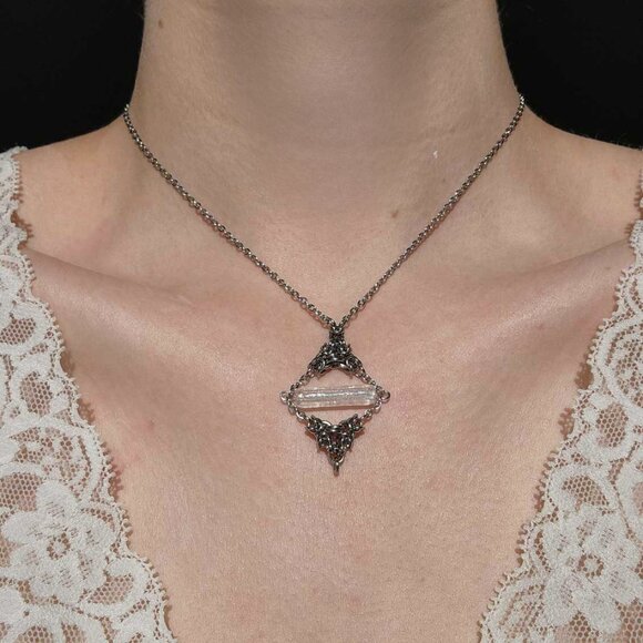 Gothic fairy crystal diamond-shape necklace with a small silver chain - Picture 1 of 8